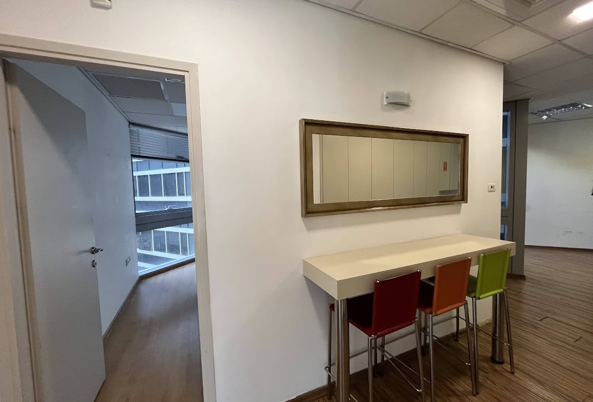 כניסה לחדר עבודה