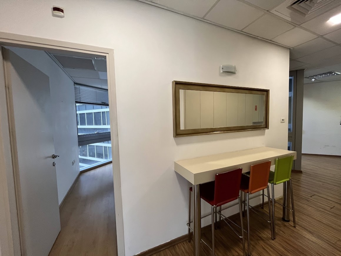 כניסה לחדר עבודה