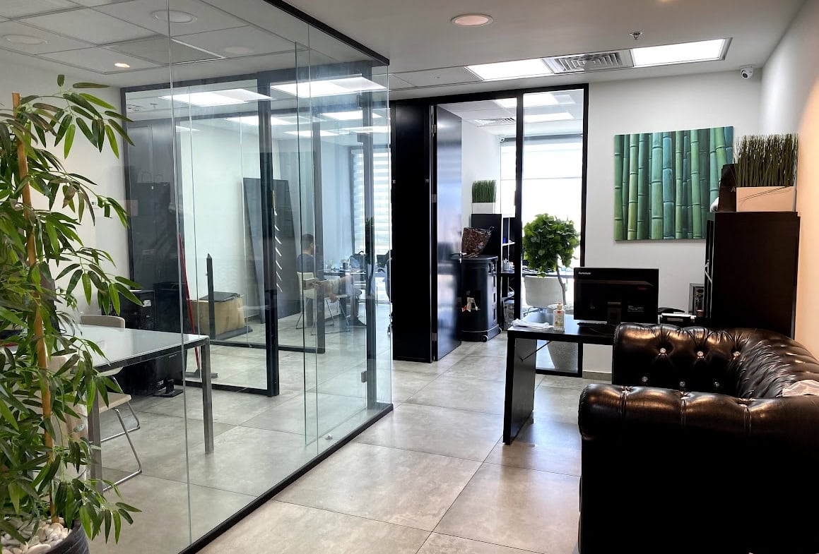 מבט כללי על המשרד, חלוקה לחדרים ואזור לאונג'