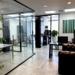 מבט כללי על המשרד, חלוקה לחדרים ואזור לאונג'