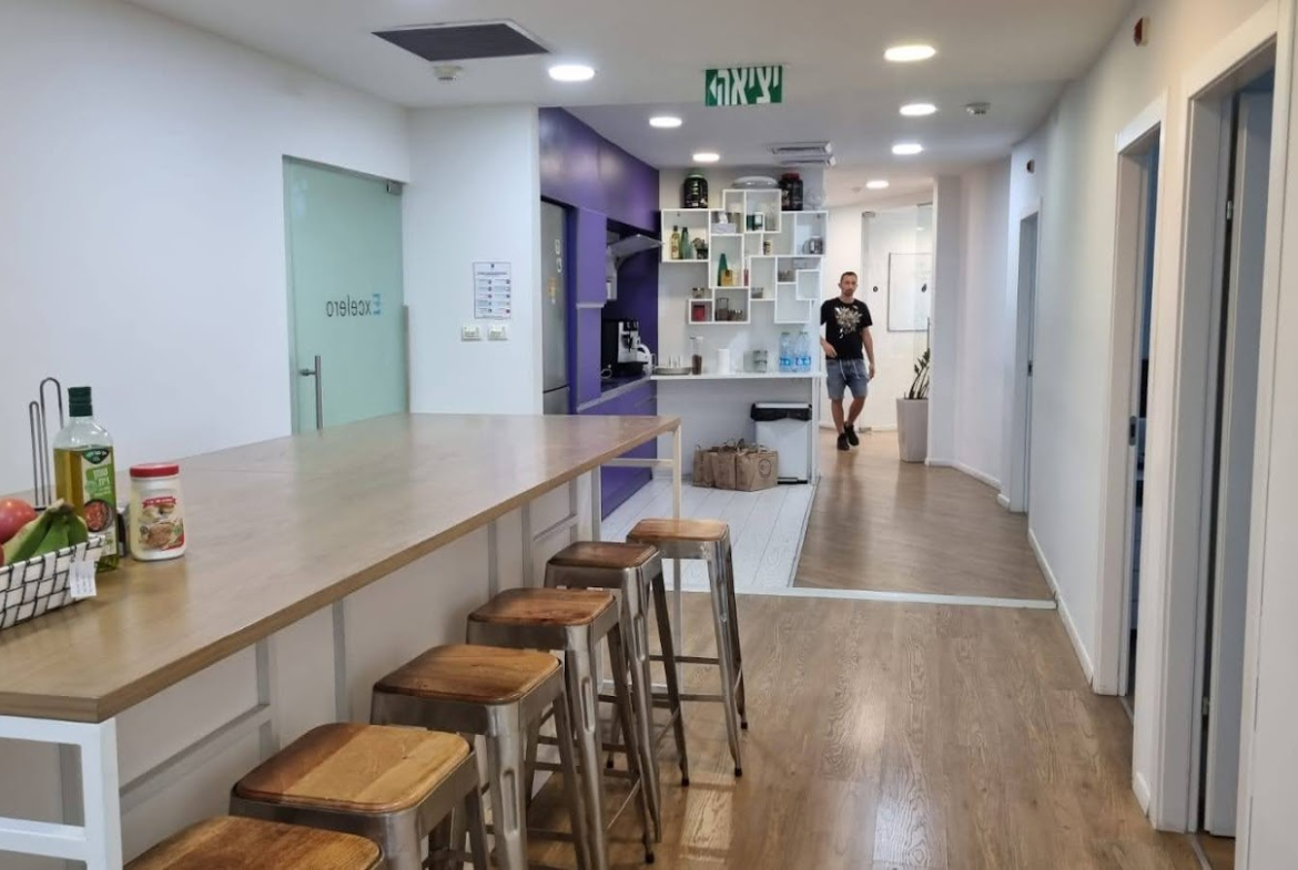 מטבחון עם פינת אוכל