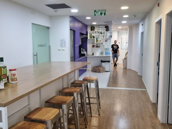 מטבחון עם פינת אוכל