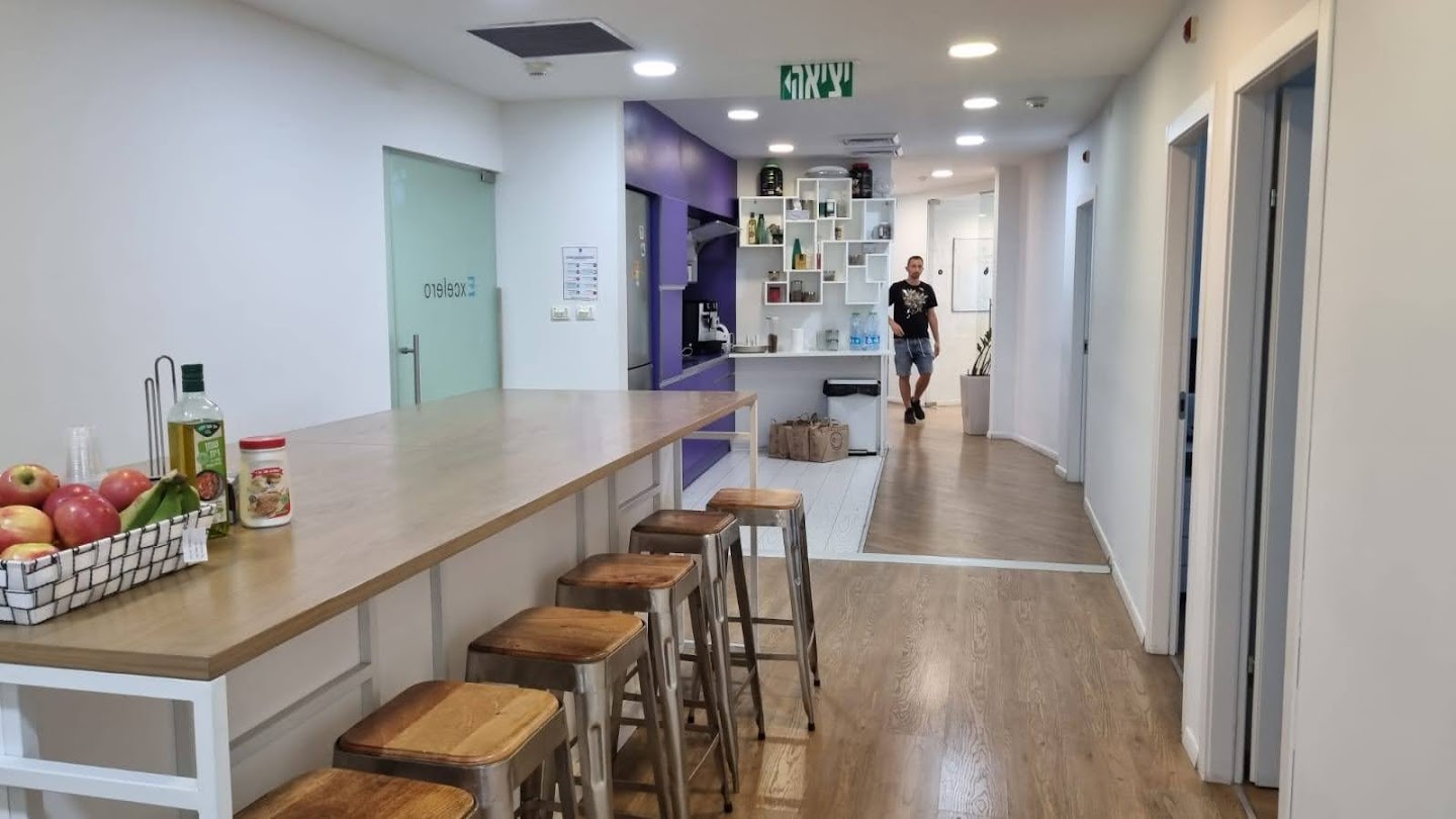 מטבחון עם פינת אוכל