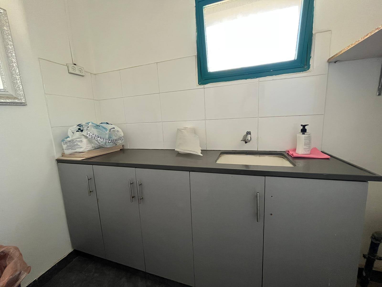 מטבחון במשרדים להשכרה בשכונת מונטיפיורי