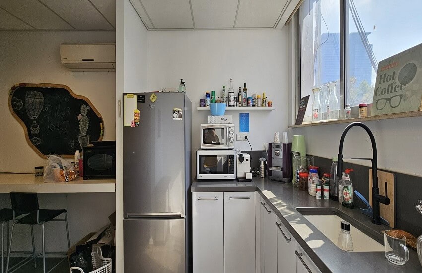 להשכרה משרד 300 מר במחיר אטרקטיבי וגג לשימוש השוכרים