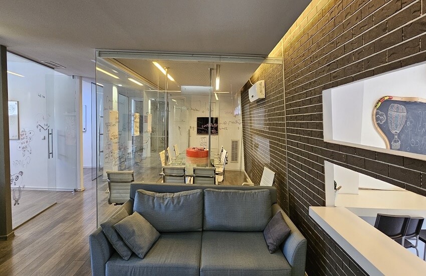 להשכרה משרד 300 מר במחיר אטרקטיבי וגג לשימוש השוכרים