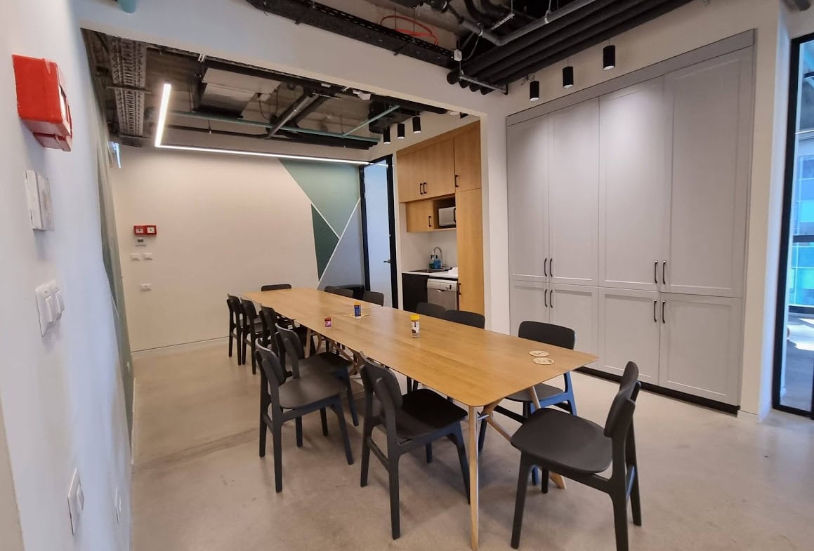 חדר ישיבות גדול