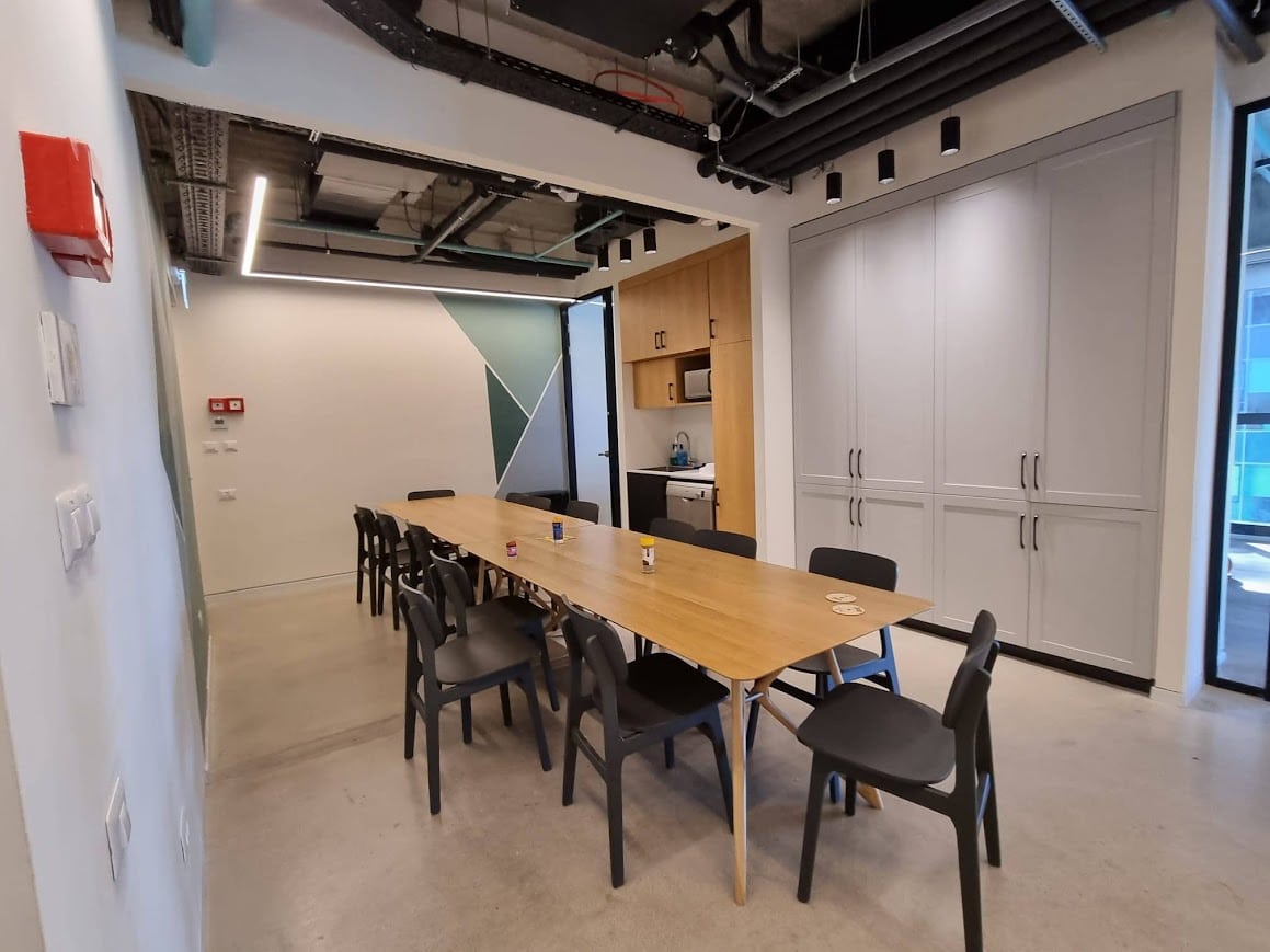 חדר ישיבות גדול