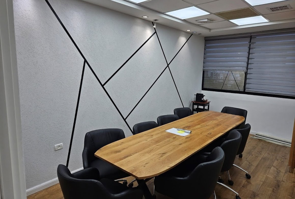 חדר ישיבות גדול