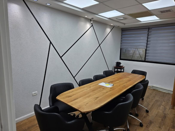 חדר ישיבות גדול