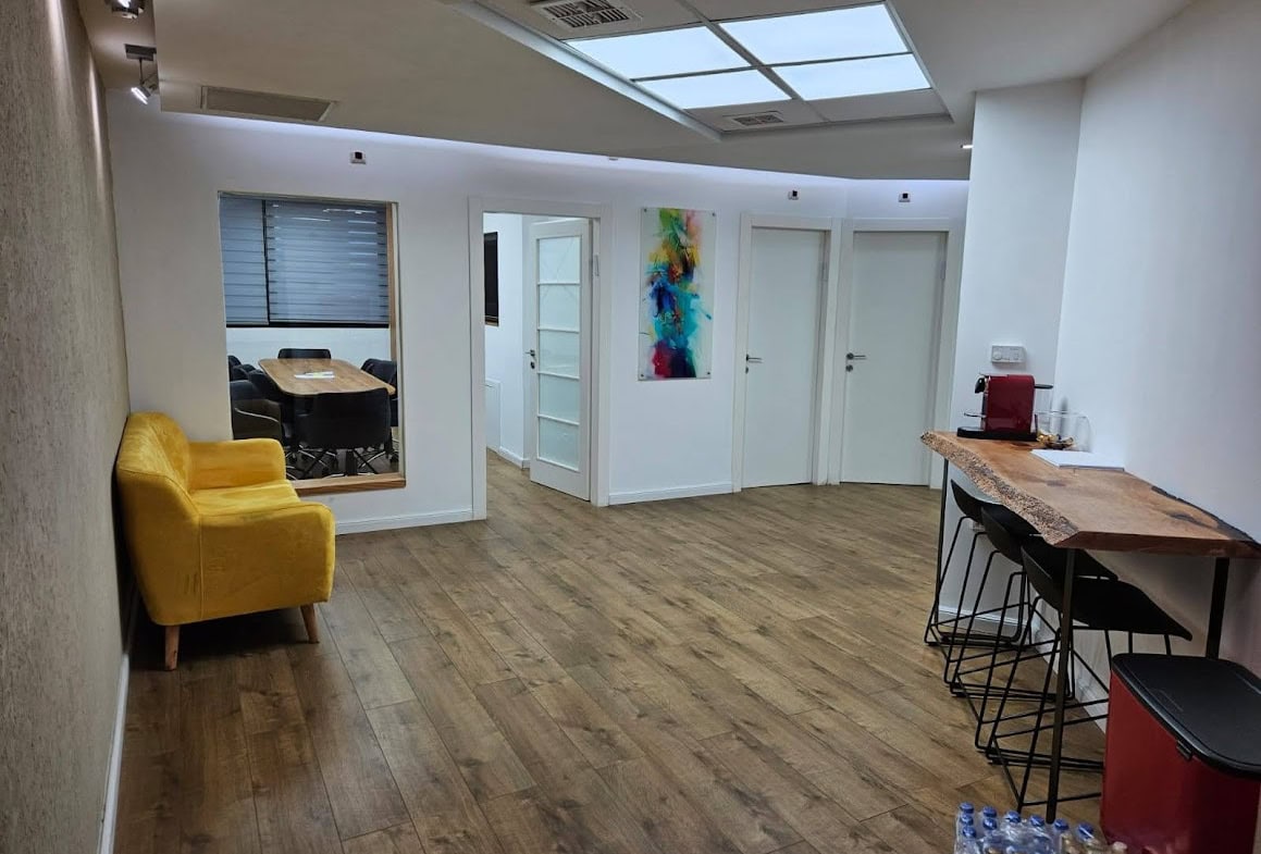 מבט כללי, עמדת קפה וכניסה לחדרים