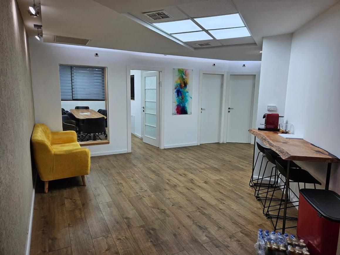 מבט כללי, עמדת קפה וכניסה לחדרים