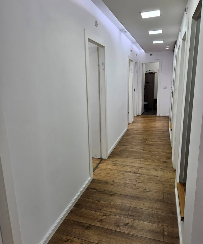 מסדרון וחלוקה לחדרי עבודה