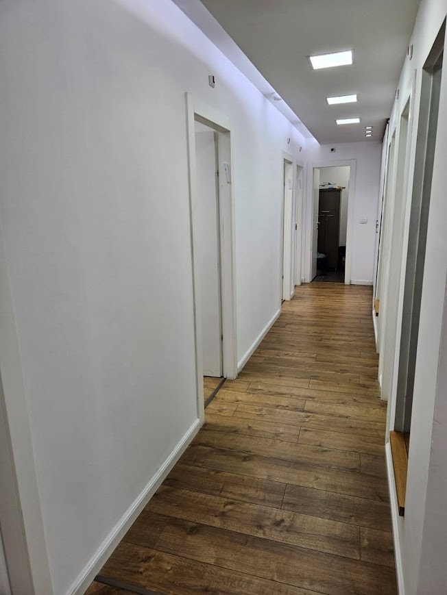 מסדרון וחלוקה לחדרי עבודה