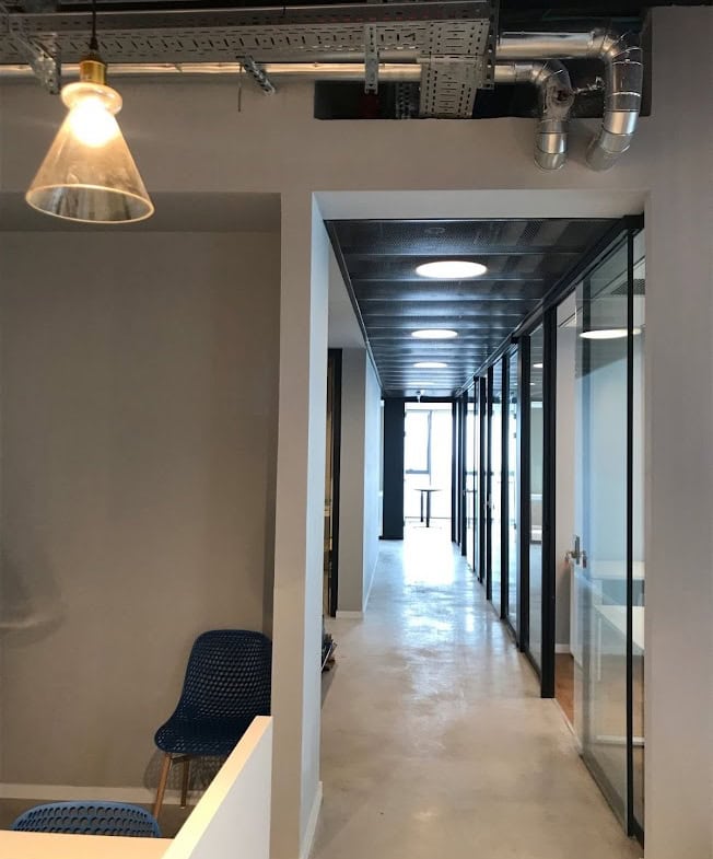 מסדרון וכניסה לחדרים