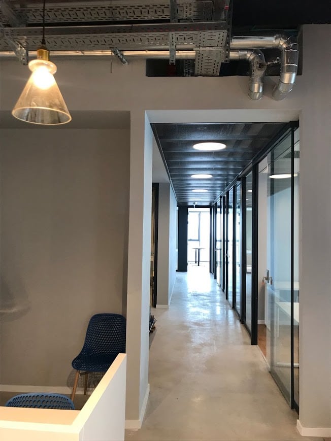 מסדרון וכניסה לחדרים