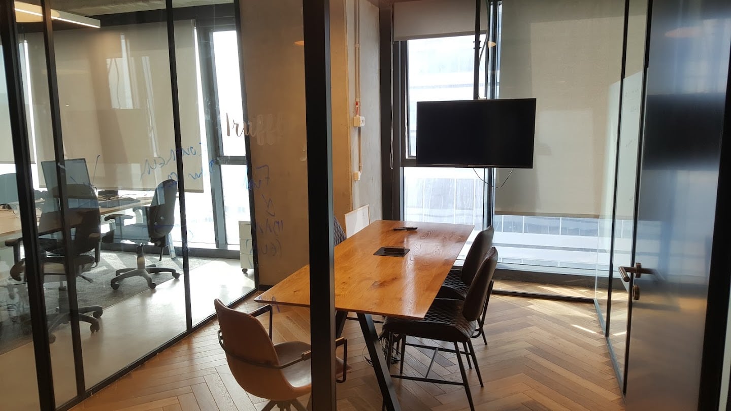 אחד מהחדרים