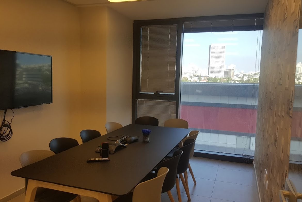 חדר ישיבות גדול