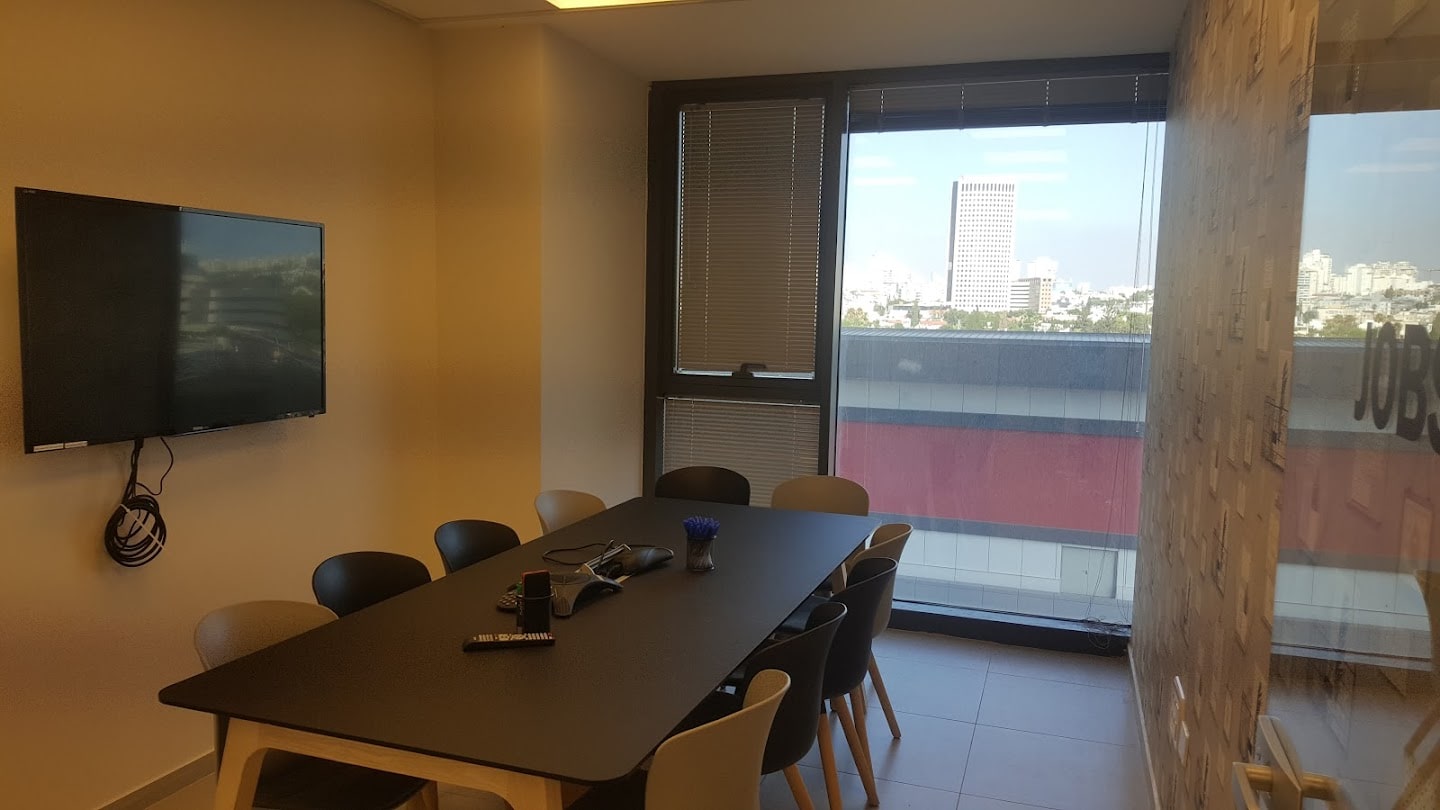 חדר ישיבות גדול