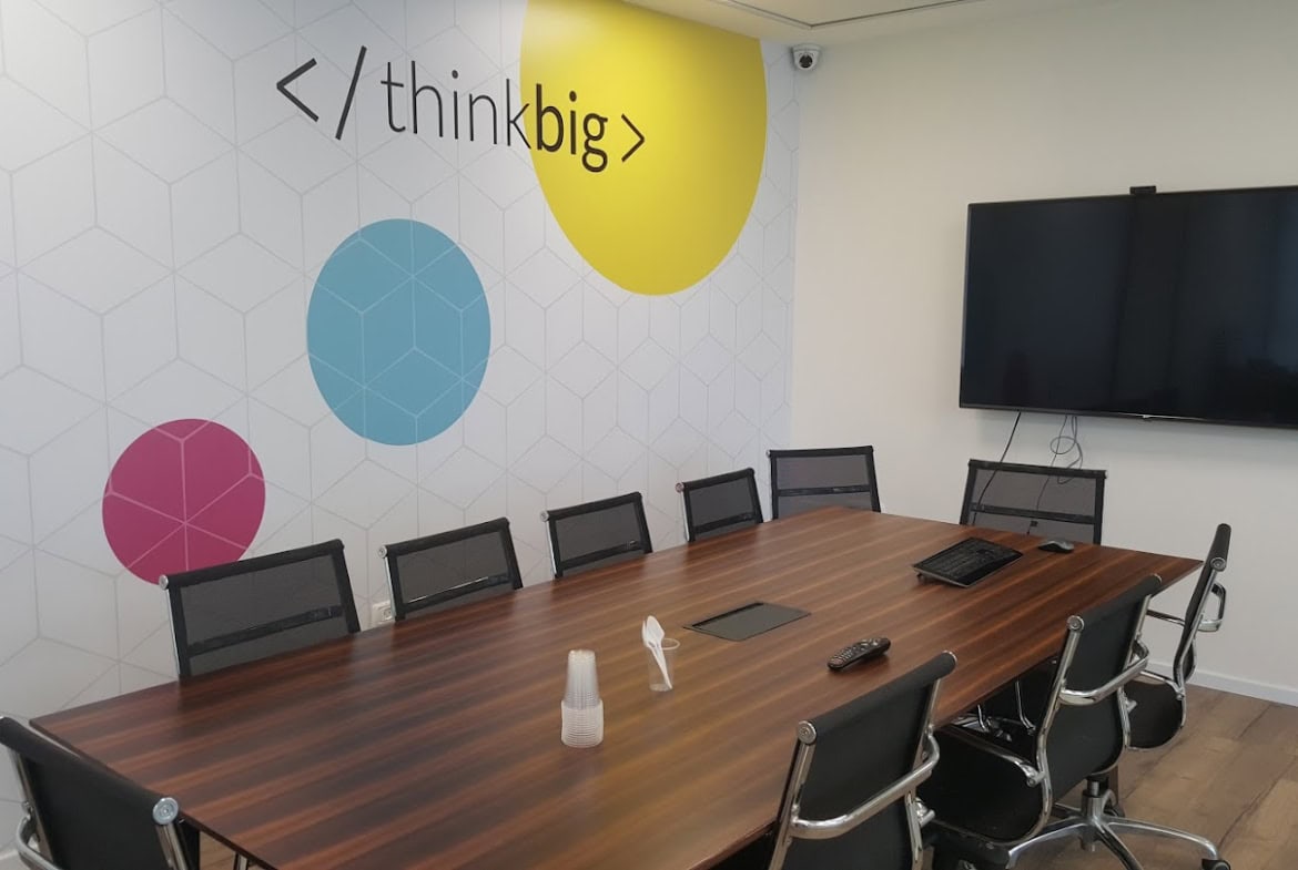 חדר ישיבות גדול