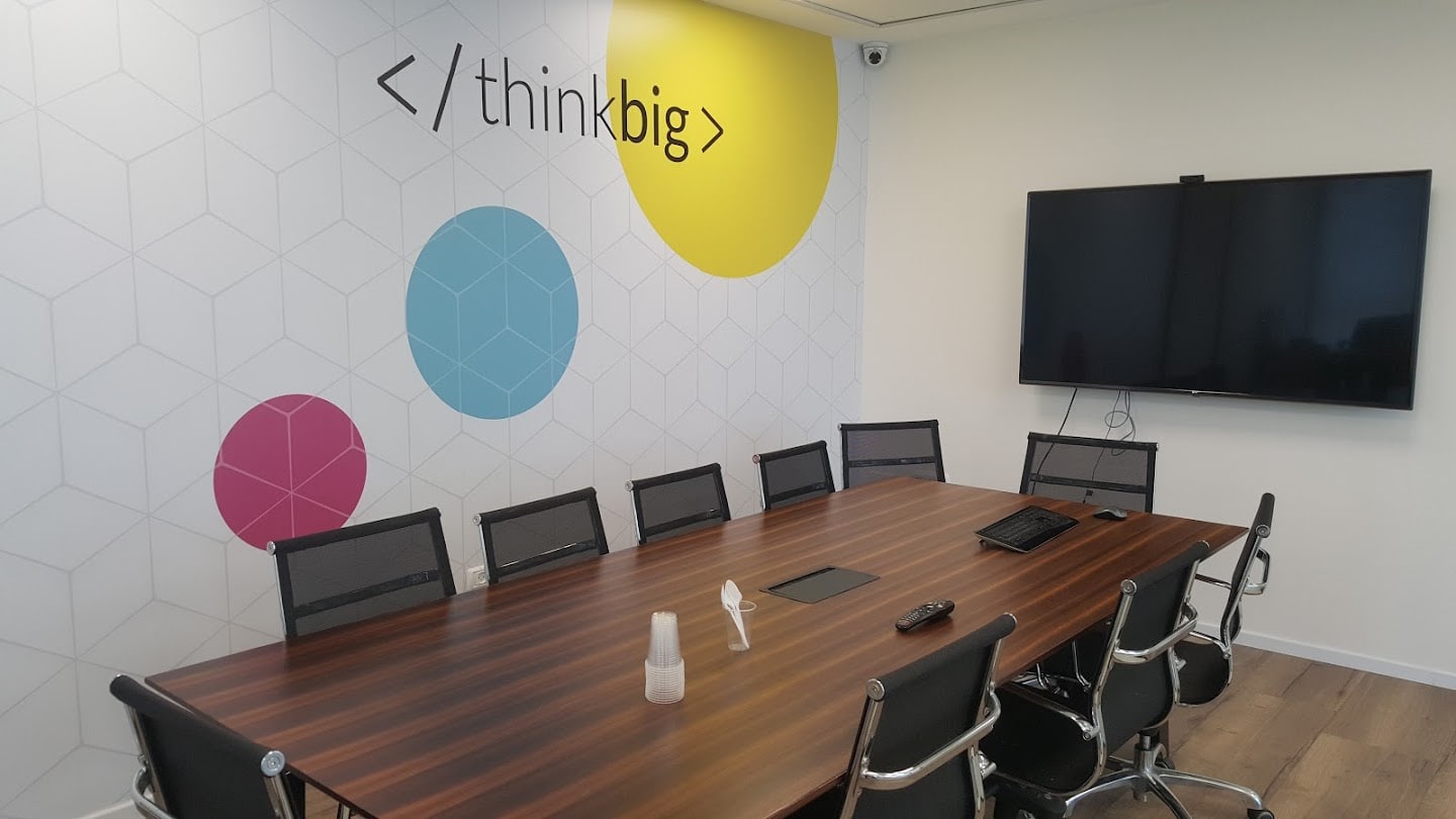 חדר ישיבות גדול