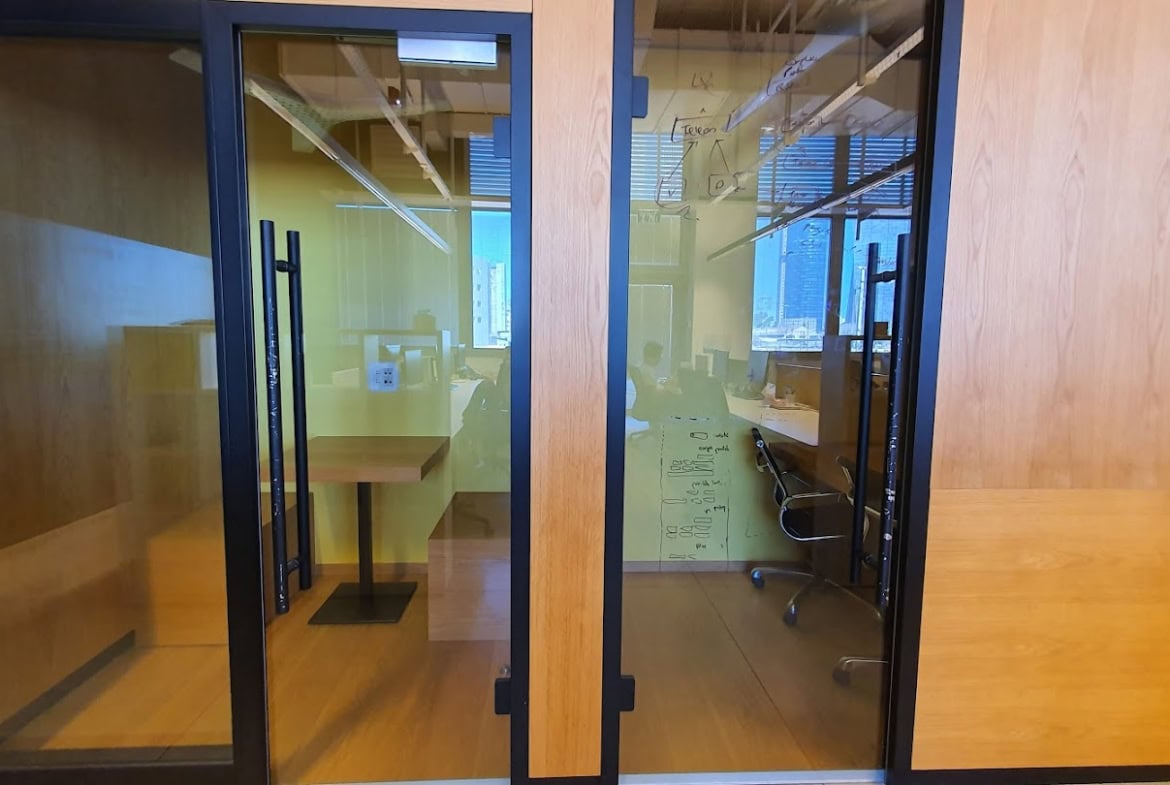 בוטים- תא טלפון