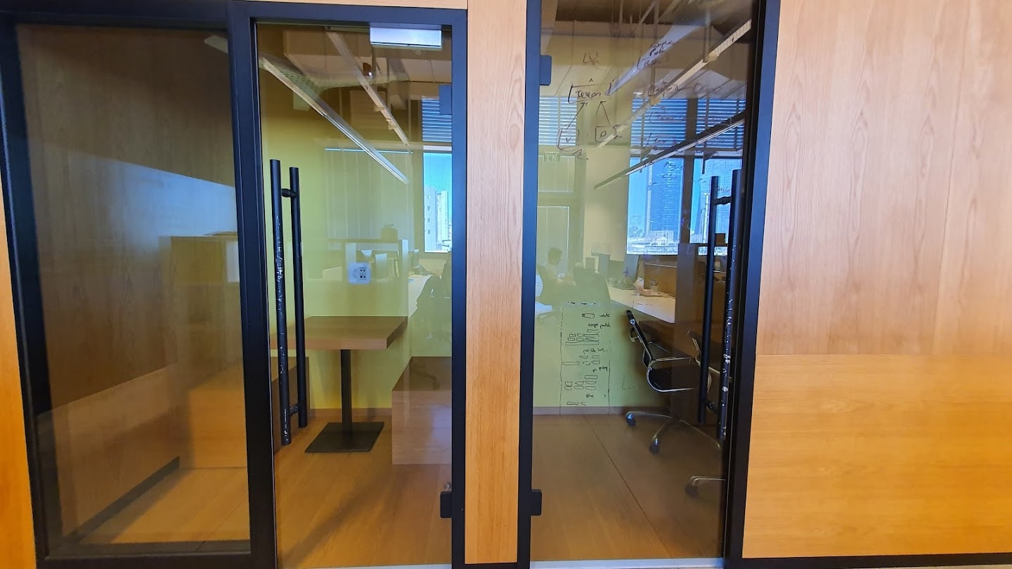 בוטים- תא טלפון