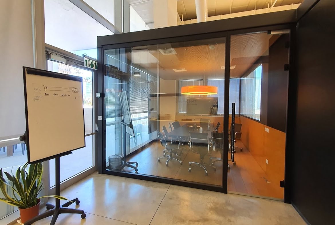 מבט כללי- חדר ישיבות