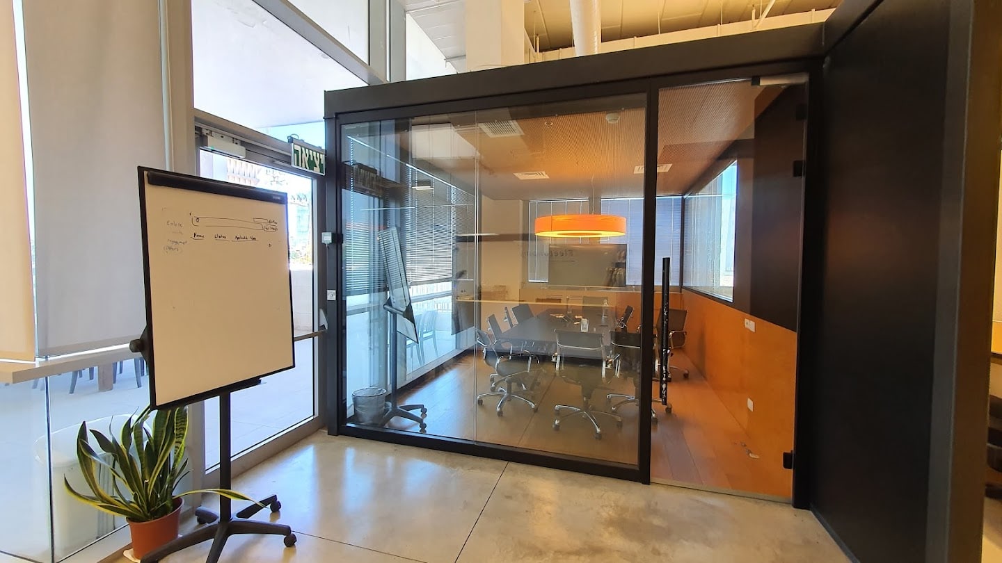 מבט כללי- חדר ישיבות