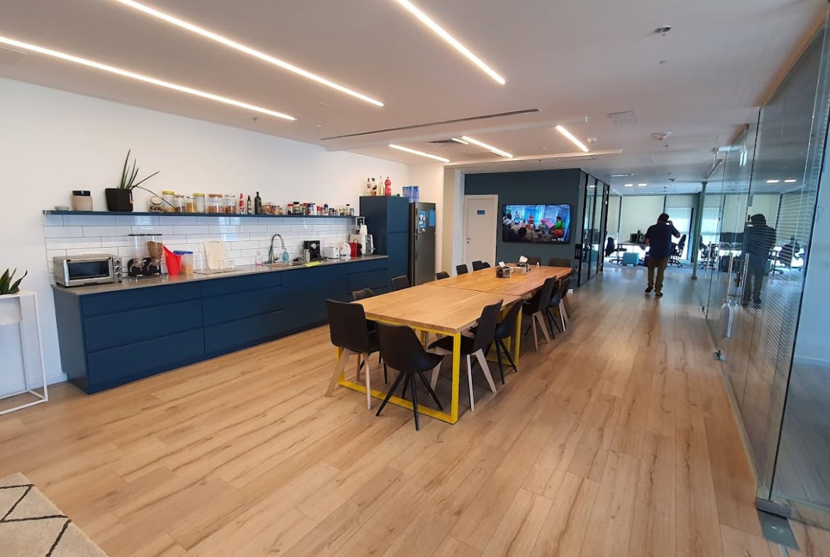 מטבחון עם פינת אוכל