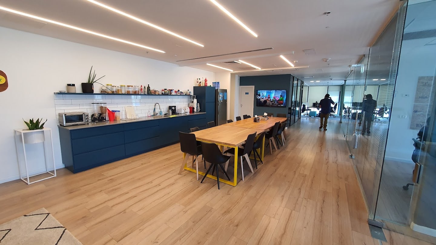 מטבחון עם פינת אוכל