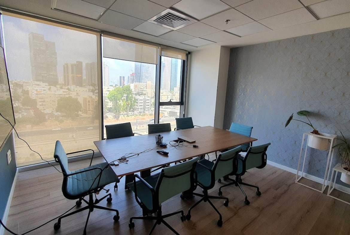 חדר ישיבות גדול