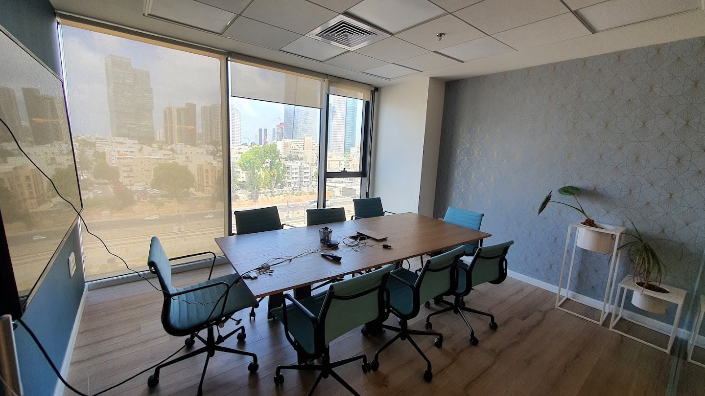 חדר ישיבות גדול