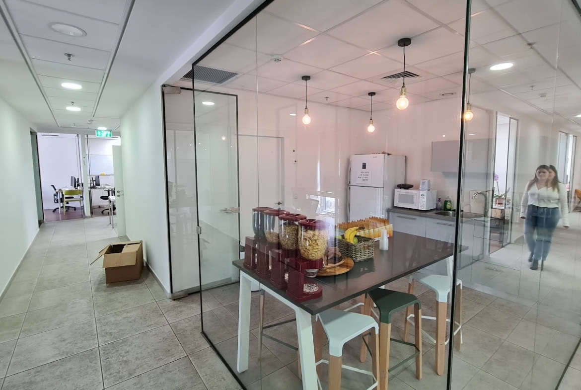 מטבחון ומבט כללי, מסדרון