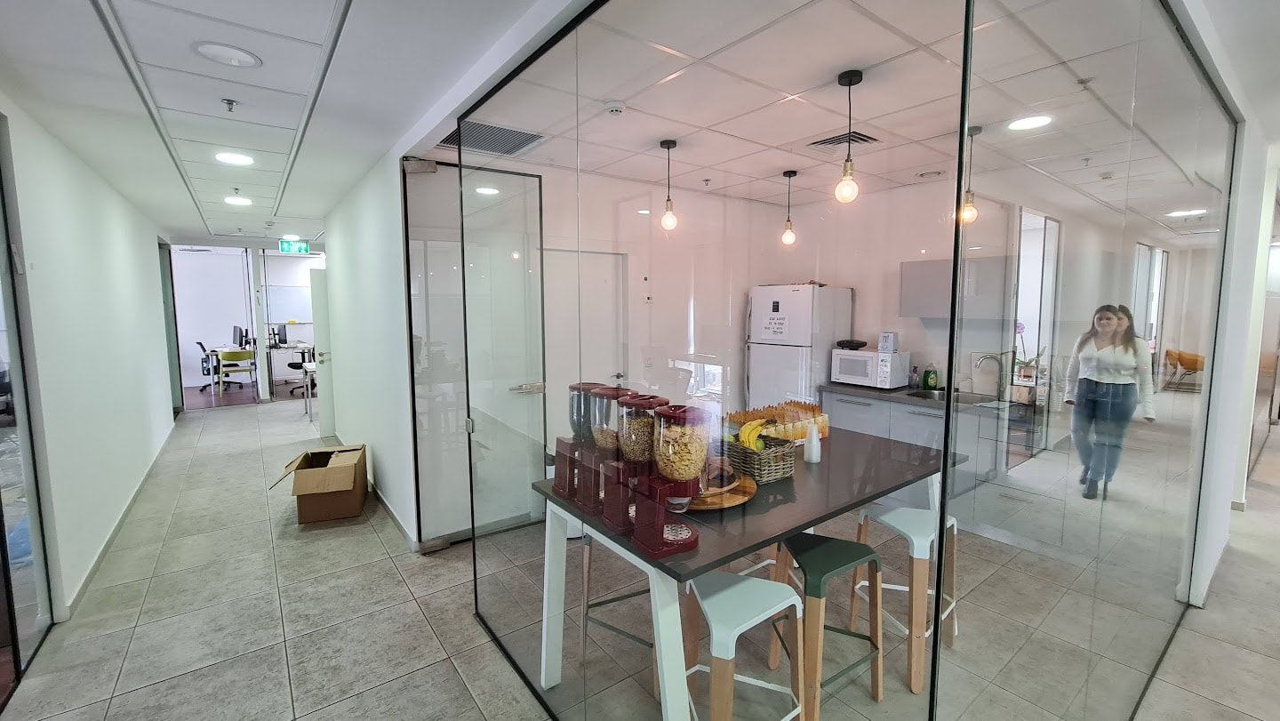 מטבחון ומבט כללי, מסדרון