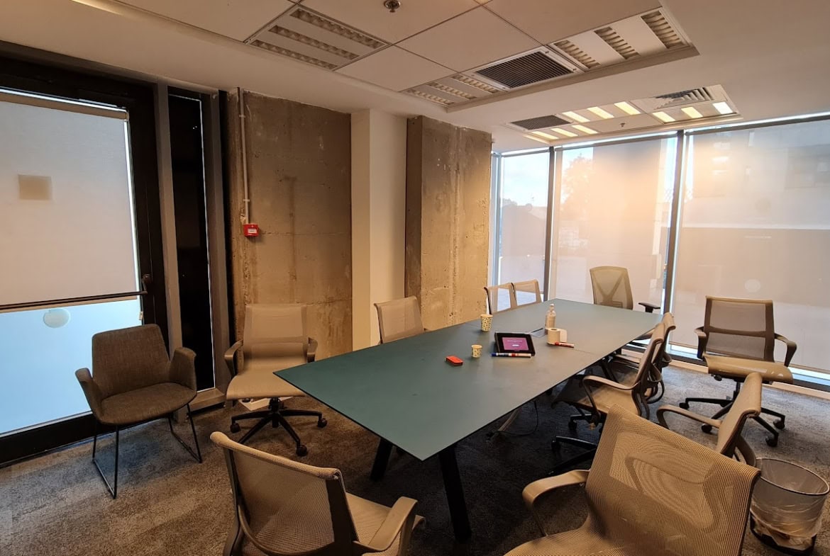 חדר ישיבות גדול