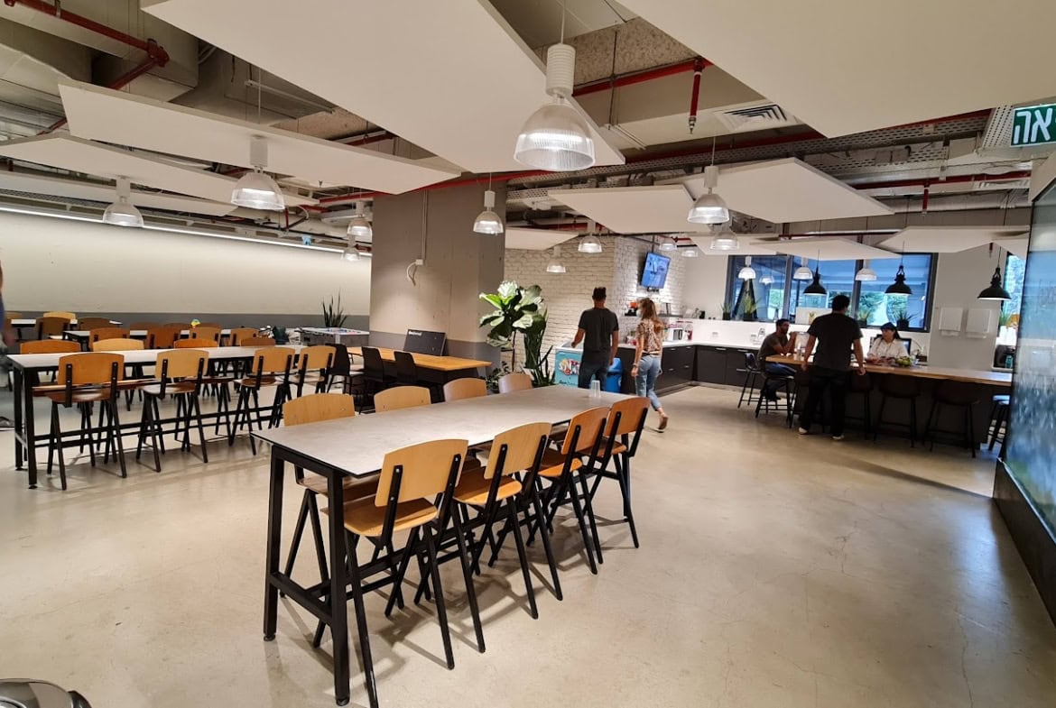 מטבח עם מקומות אוכל