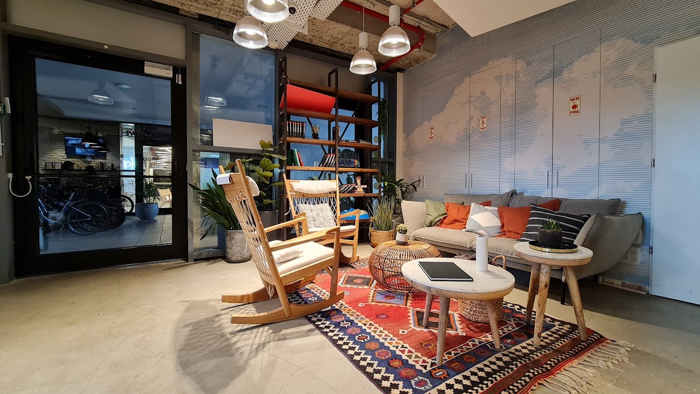 סלון/לאונג' בלהשכרה משרד גדול בשרונה מרקט, 1075 מ"ר פלאג אנד פליי.