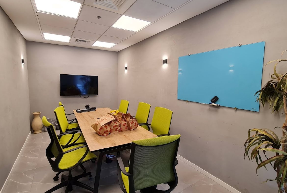 חדר ישיבות גדול