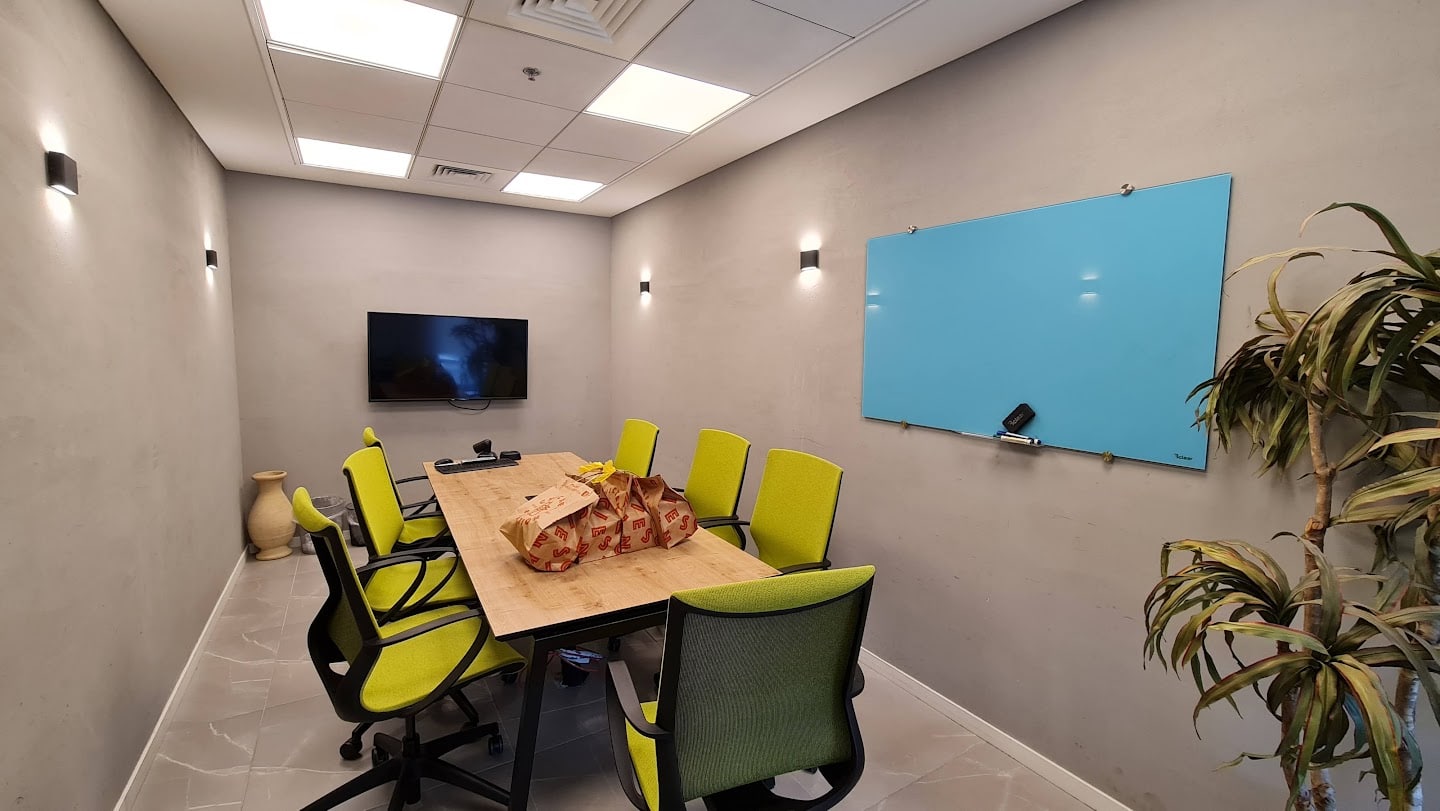 חדר ישיבות גדול