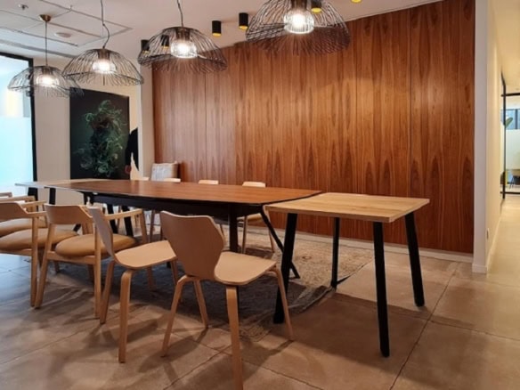 חדר ישיבות גדול