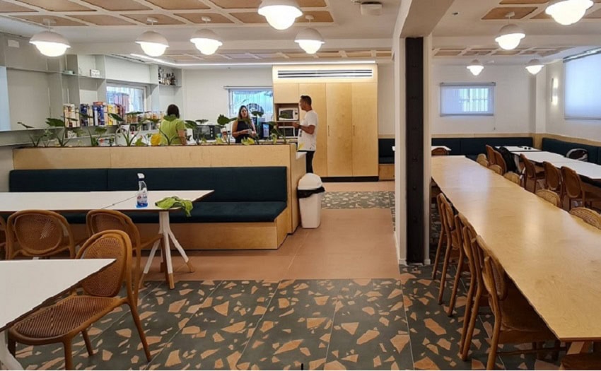 מטבחון עם מקומות אוכל באחת הקומות