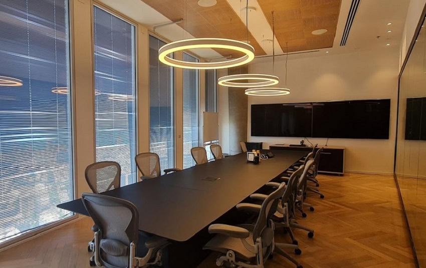 חדר ישיבות גדול