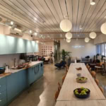 מטבח גדול ומאובזר עם מקומות אוכל