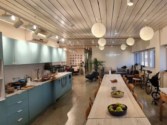 מטבח גדול ומאובזר עם מקומות אוכל