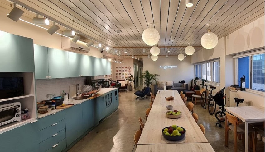 מטבח גדול ומאובזר עם מקומות אוכל