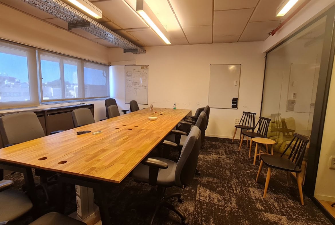 חדר ישיבות גדול