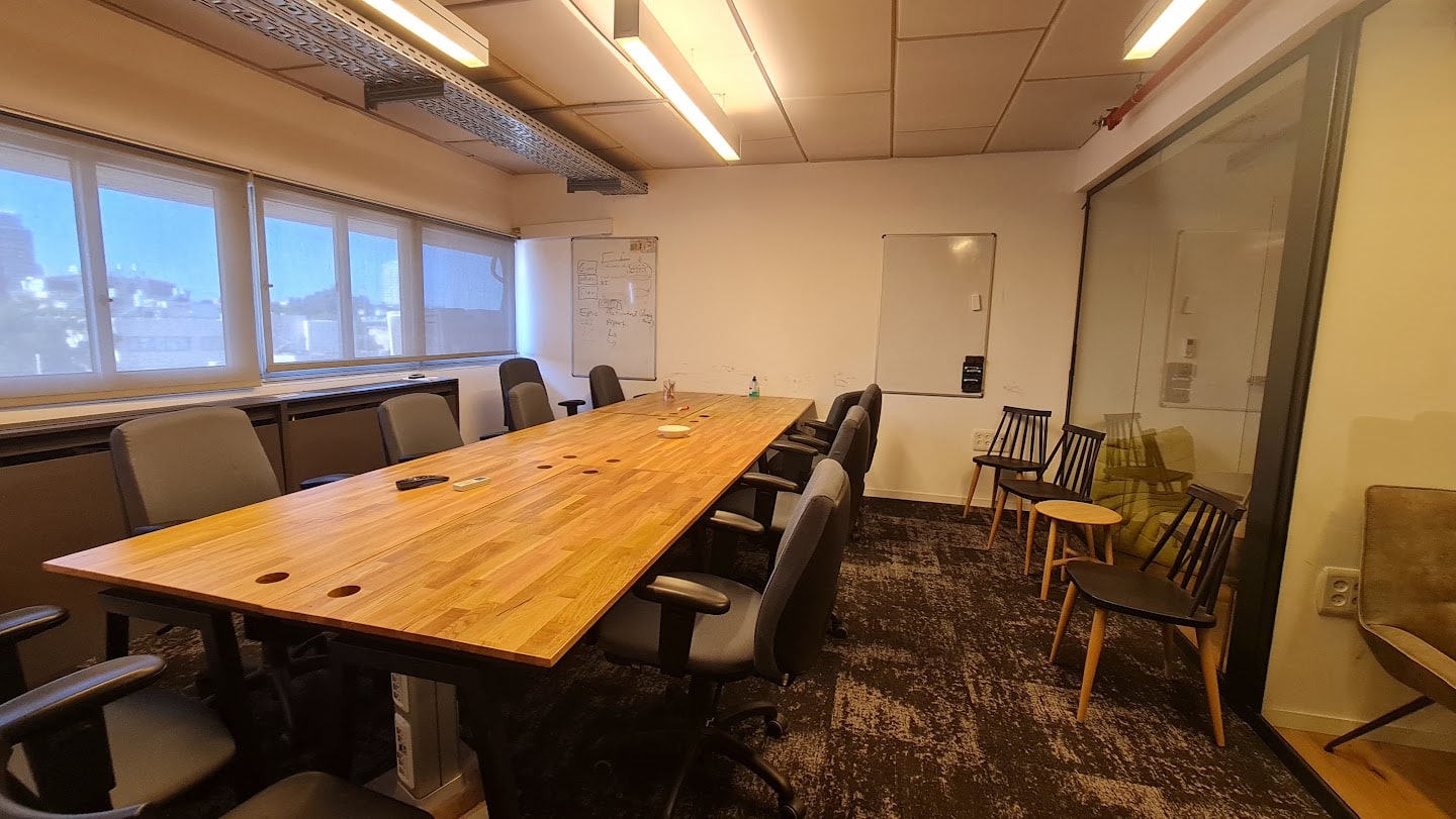 חדר ישיבות גדול