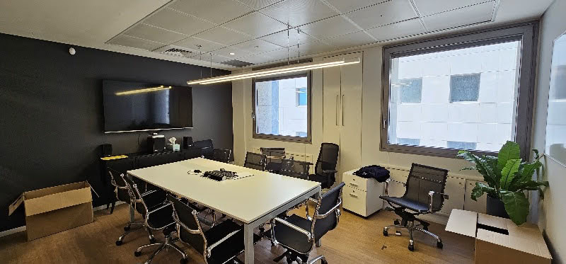 חדר ישיבות גדול