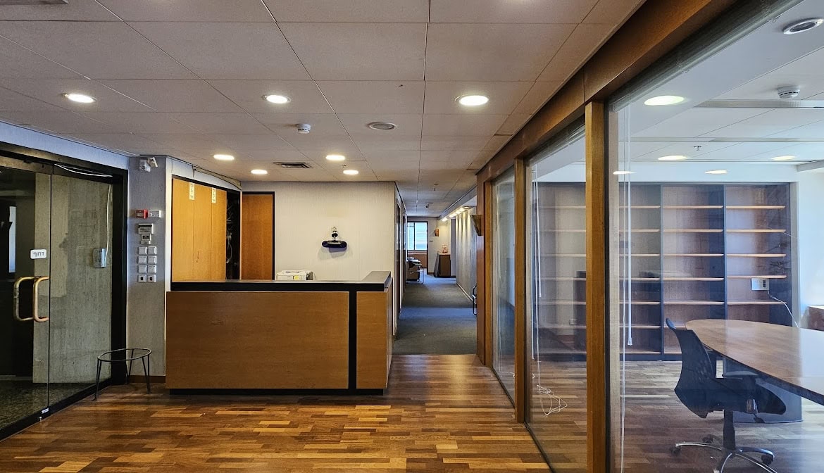 מבט כללי- עמדת קבלה ומסדרון